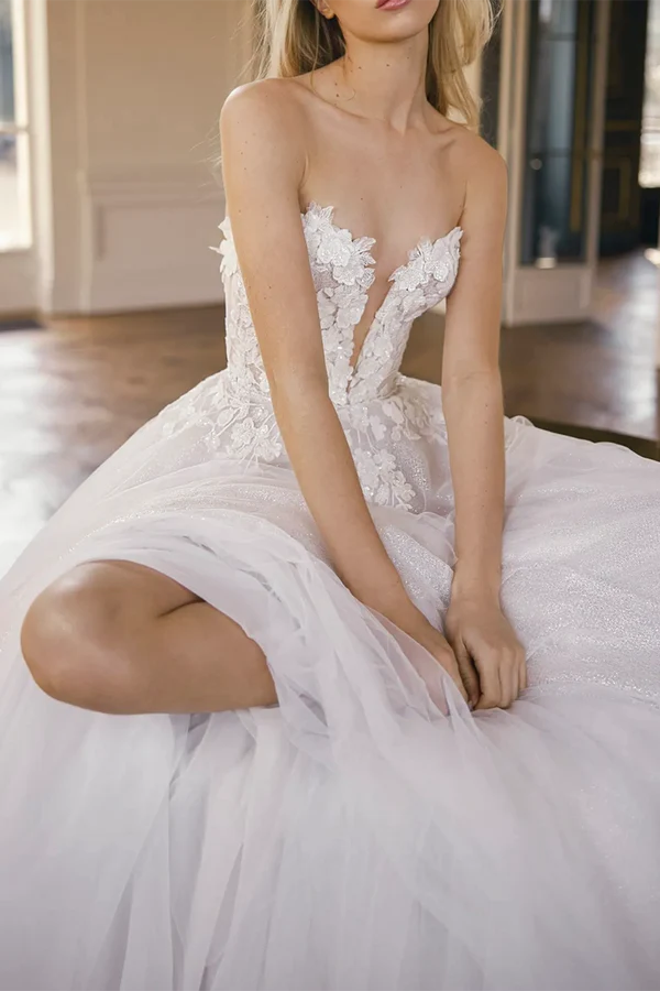 Vestido de novia estilo campestre con escote en V, ilusión en forma de A, pegatinas 3D y cola de palacio.